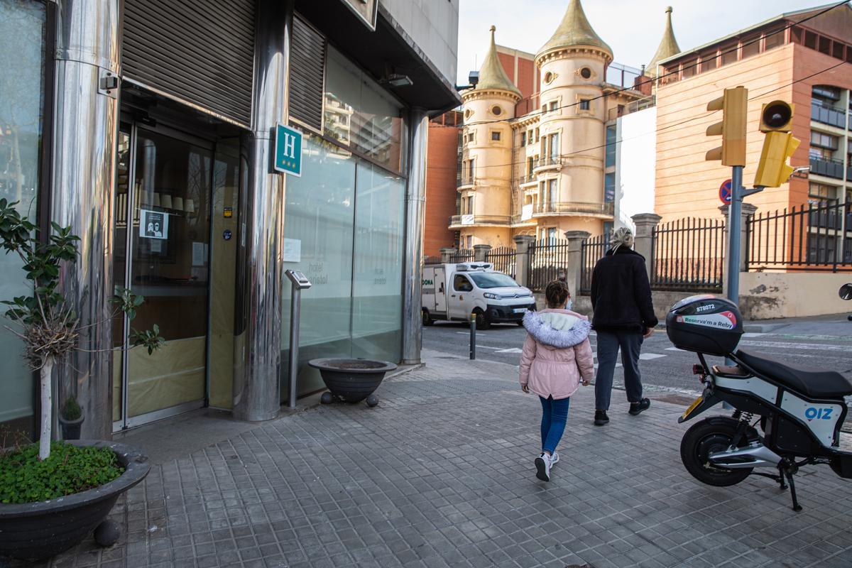 Les famílies del Mas Casanovas de Barcelona denuncien la instal·lació d’un alberg per a toxicòmans davant l’escola