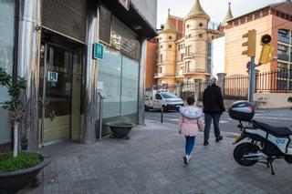 Las familias del Mas Casanovas de Barcelona denuncian la instalación de un albergue para toxicómanos frente al colegio