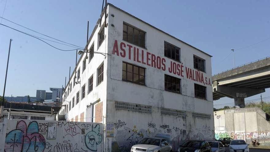 Antiguas instalaciones de Astilleros Valiña en la dársena de Oza, hoy abandonadas.