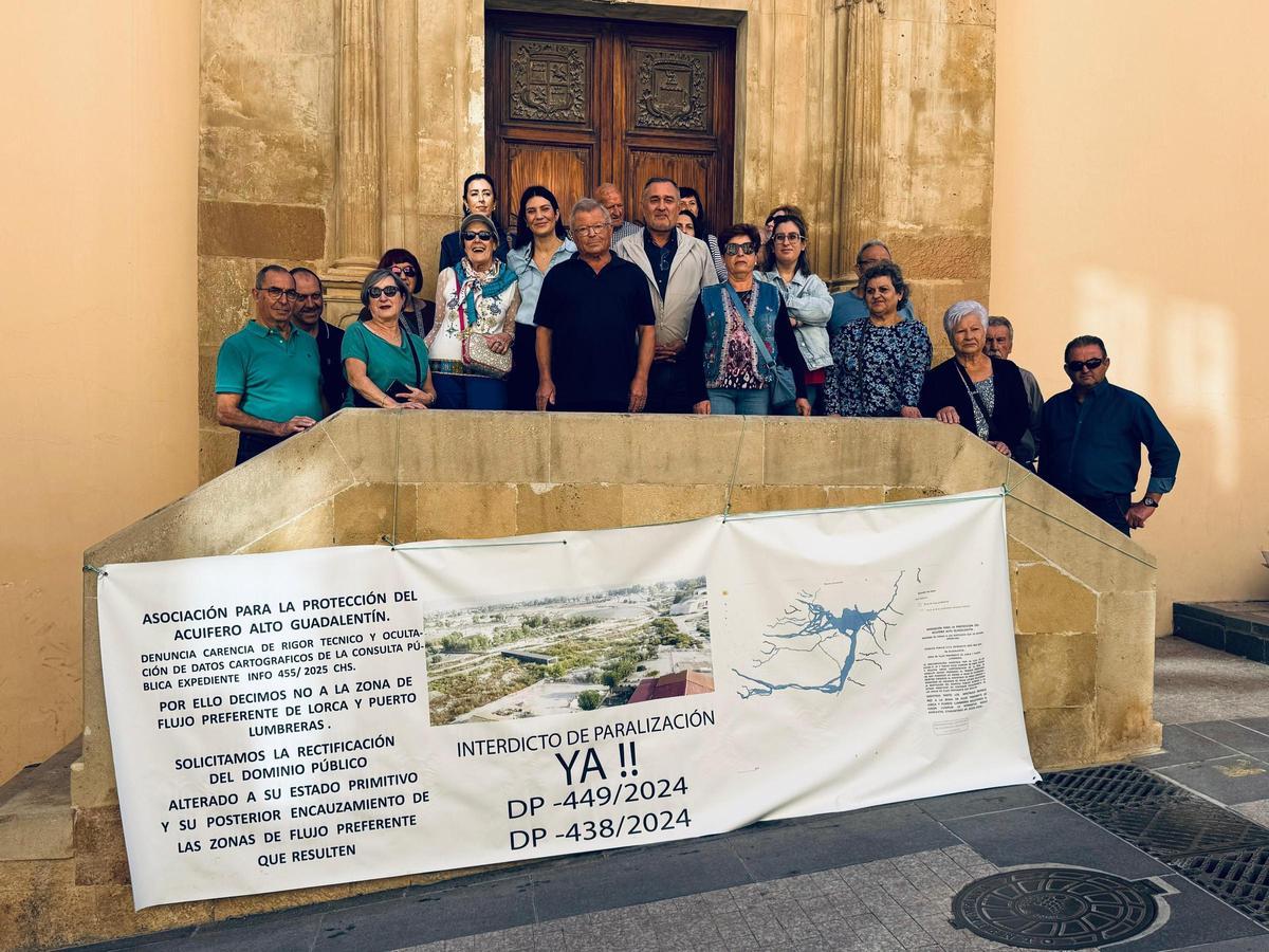 Concentración en el Ayuntamiento contra los cambios en las Zonas de Flujo Preferente.