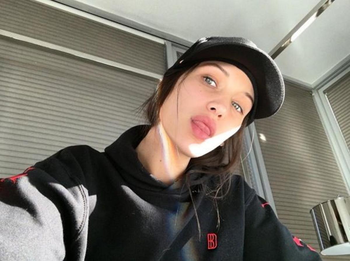 Bella Hadid con gorra