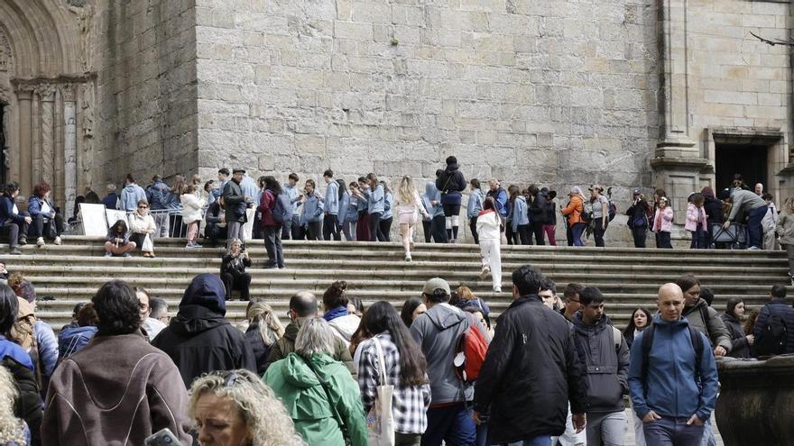 Sol frío, colas largas en la Catedral y ambiente de pretemporada jacobea en Santiago