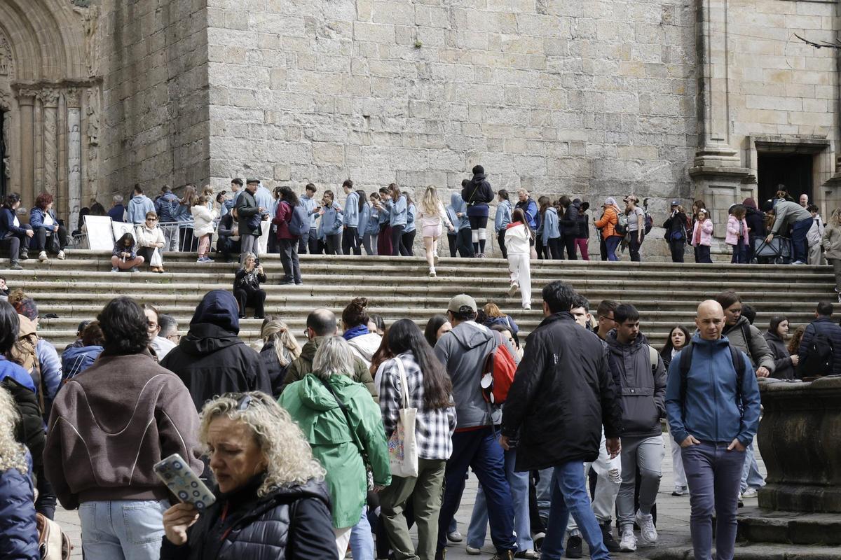 Colas en los accesos a la Catedral de Santiago este sábado.