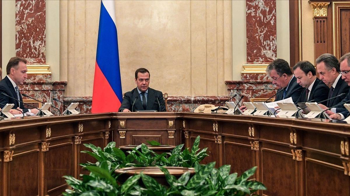 El primer ministro Dmitri Medvedev, presidiendo una reunión del Gobierno que celebró la decisión del TAS.