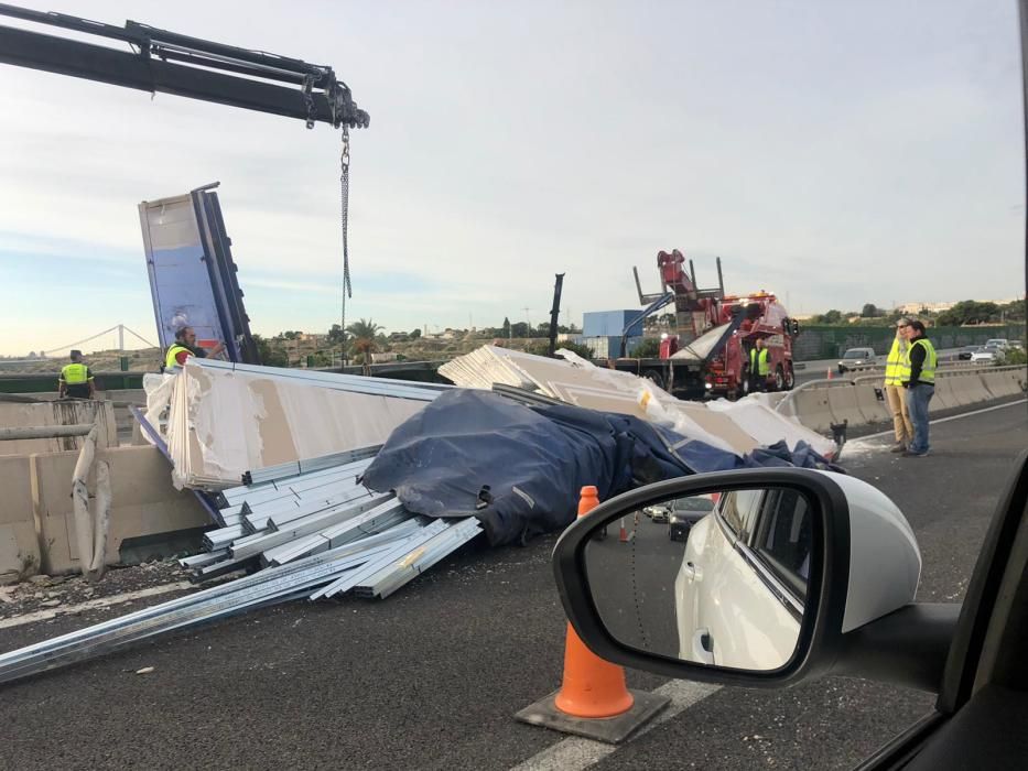 Un aparatoso accidente sin heridos en la A7 en Elche causa grandes atascos