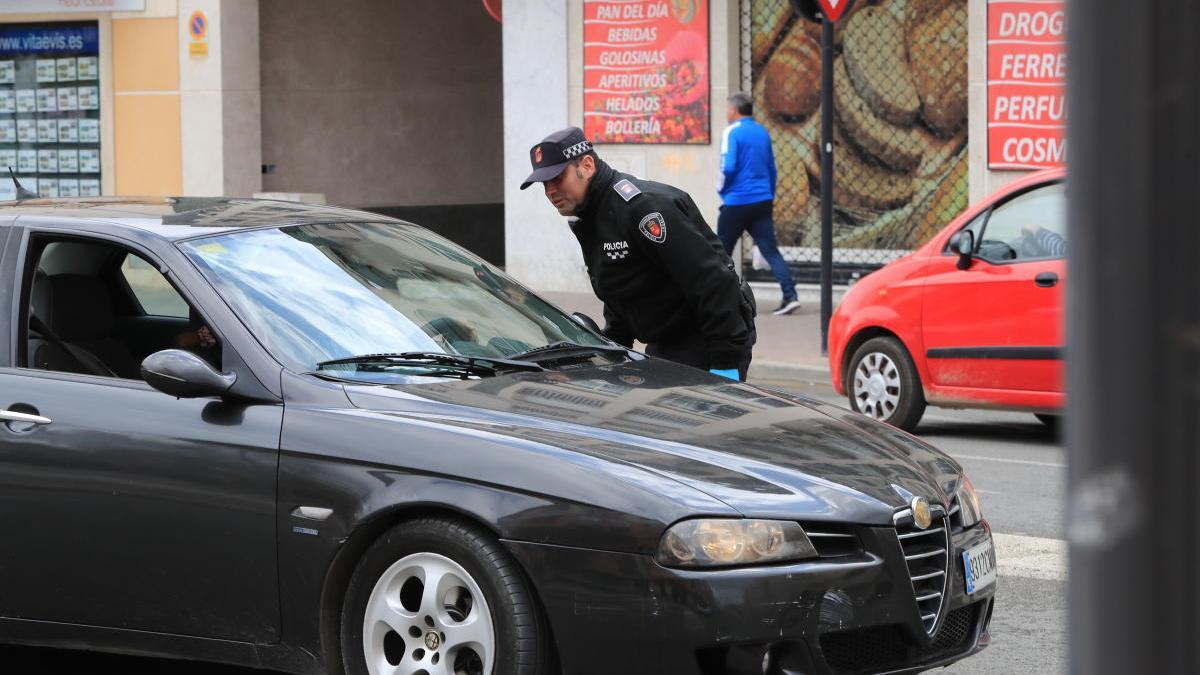 Un agente para a un coche en Lorca.