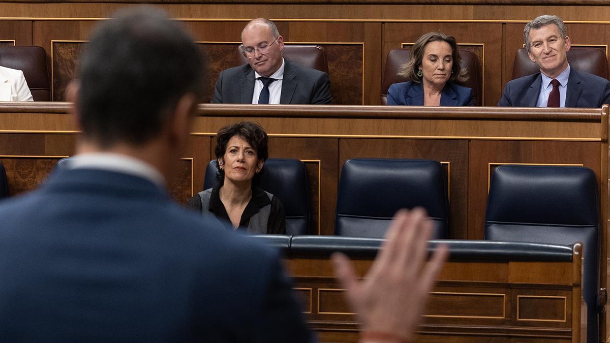 El portavoz del PP en el Congreso, Miguel Tellado; la secretaria general del PP, Cuca Gamarra y el presidente del PP, Alberto Núñez Feijóo, durante una sesión de control al Gobierno, en el Congreso de los Diputados, el 26 de marzo de 2025. El portavoz del PP en el Congreso, Miguel Tellado; la secretaria general del PP, Cuca Gamarra y el presidente del PP, Alberto Núñez Feijóo, durante una sesión de control al Gobierno, en el Congreso de los Diputados, el 26 de marzo de 2025.