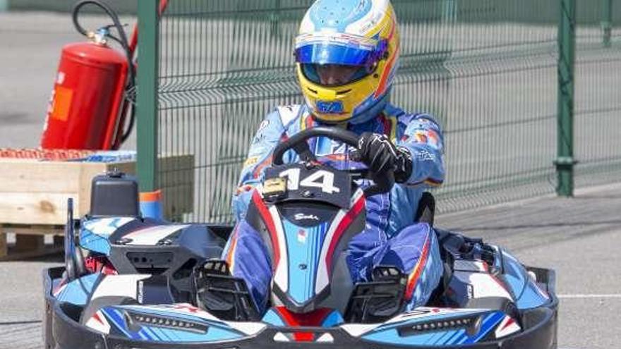 Alonso, ayer en su circuito de karts. // LNE