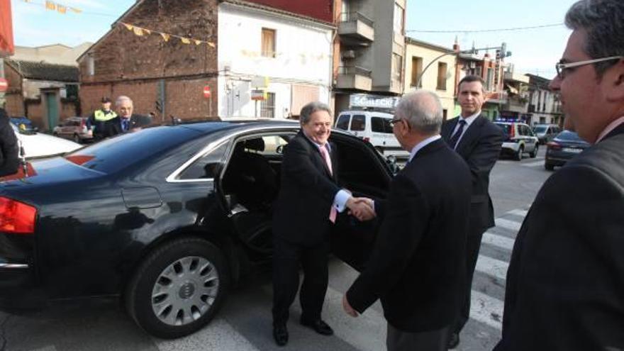 Rus, saliendo de su coche oficial blindado que volverá a ser subastado.