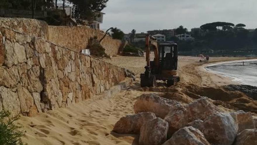 Obres per consolidar un tram del mur a la platja palamosina de La Fosca