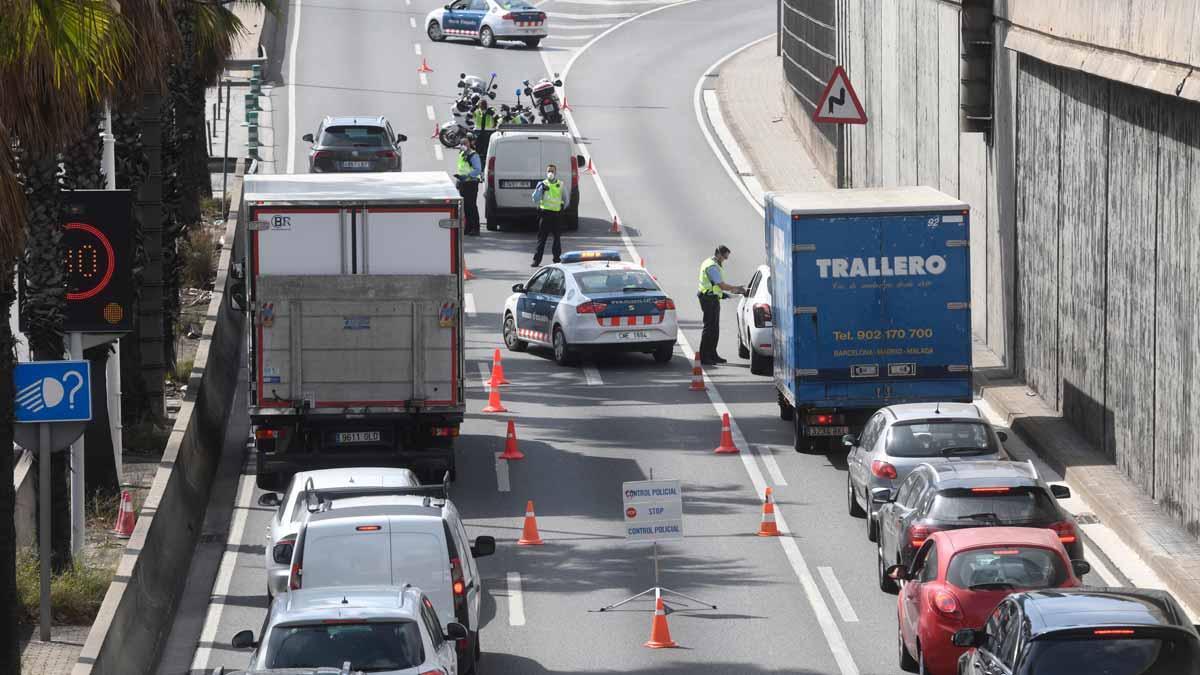 mossos controlan la movilidad de vehiculos en las rondas de barcelona