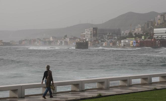 Tiempo en fuerte viento, oleaje y calima en Las Palmas de Gran Canaria (27/02/26)