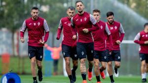 Fran Sol, con el número 9 en la camiseta, durante un entrenamiento con el Eibar