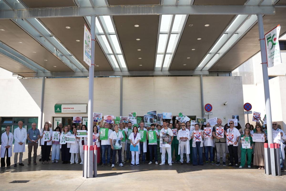 Córdoba.11.00 Satse ha convocado una concentración silenciosa en la entrada de las Urgencias de Adultos del Hospital Reina Sofía por las agresiones