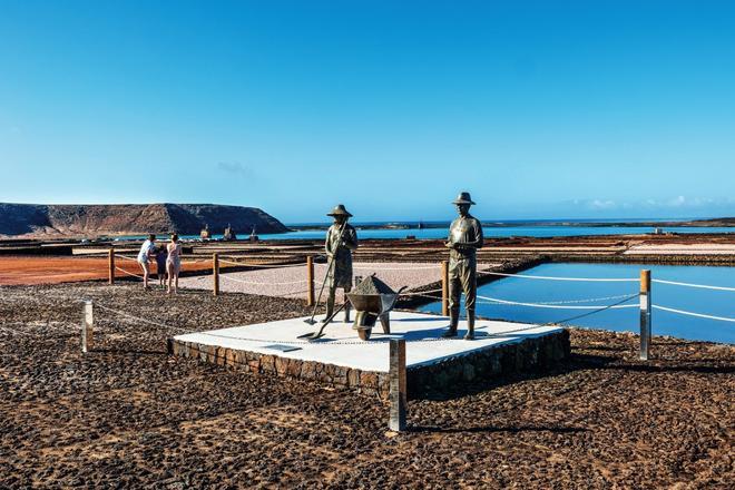 Monumento a los salineros en las salinas de Janubio, Lanzarote