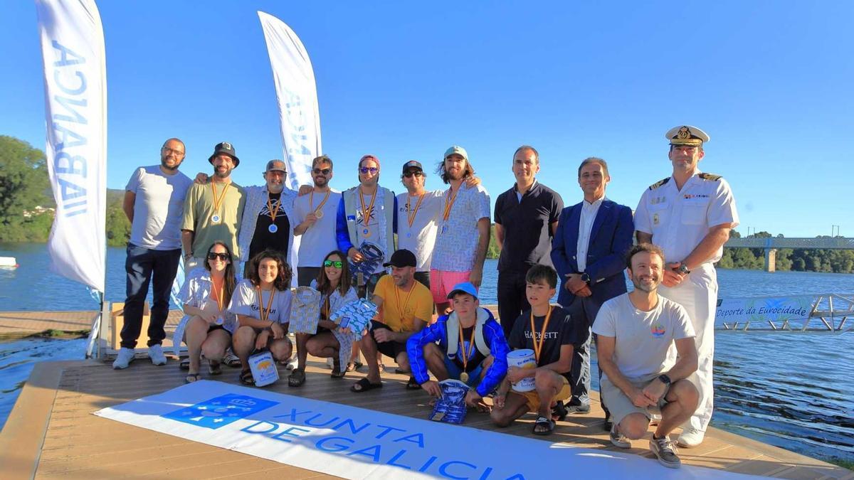 Los premiados en la Copa Ibérica de Wakesurf con el Puente  Internacional al fondo.