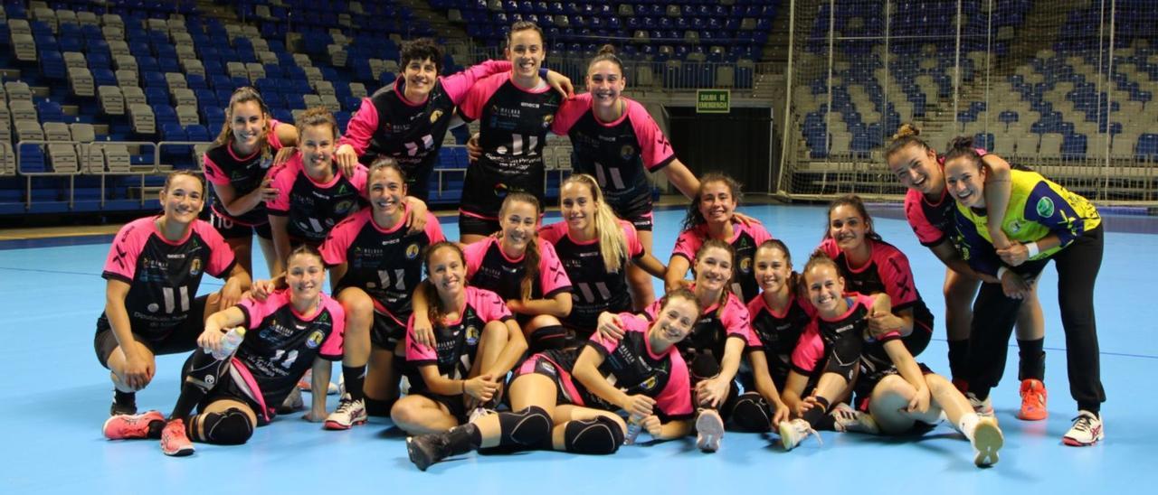 El Balonmano Costa del Sol Málaga se entrenó este viernes por primera vez sobre la cancha instalada en el Palacio de los Deportes Martín Carpena. | RAÚL ROMERO