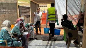 Archivo - Los trabajadores médicos trabajan en la sección de triaje de un centro de tratamiento del cólera, en Kosti, estado del Nilo Blanco, Sudán