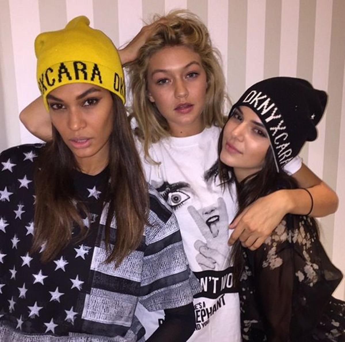 Gigi Hadid con camiseta de Cara Delevingne