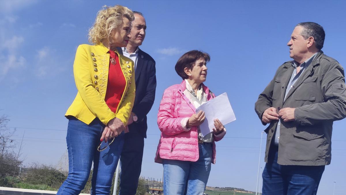 La alcaldesa de San Cristóbal, Leonor González, con el presidente de la Diputación, Javier Faúndez, y los diputados Emilio Martínez y Leonor González, en una visita al polígono.