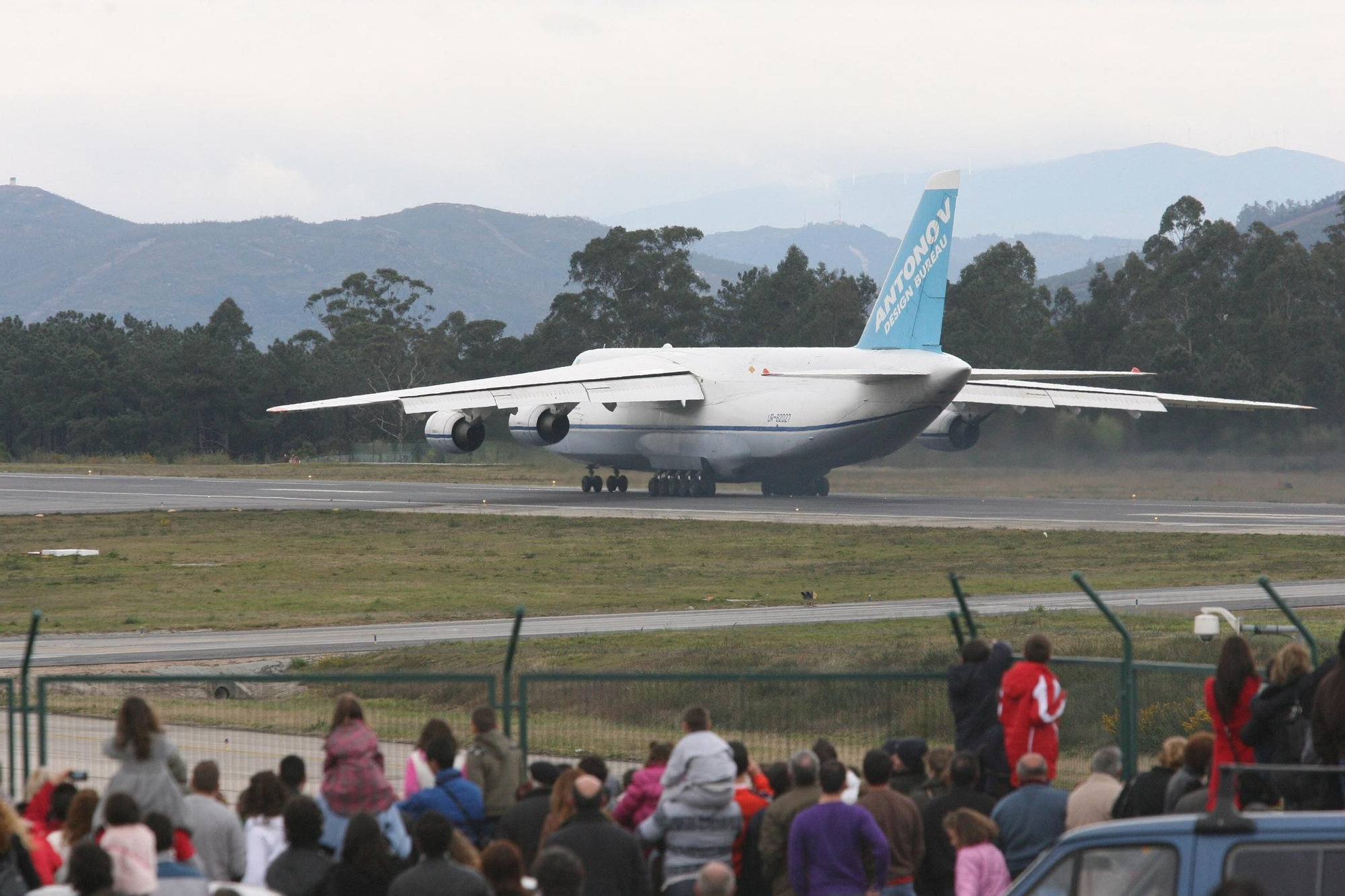 El carguero Antonov 124 operó varias veces en Peinador entre marzo y abril de 2011. // De Arcos