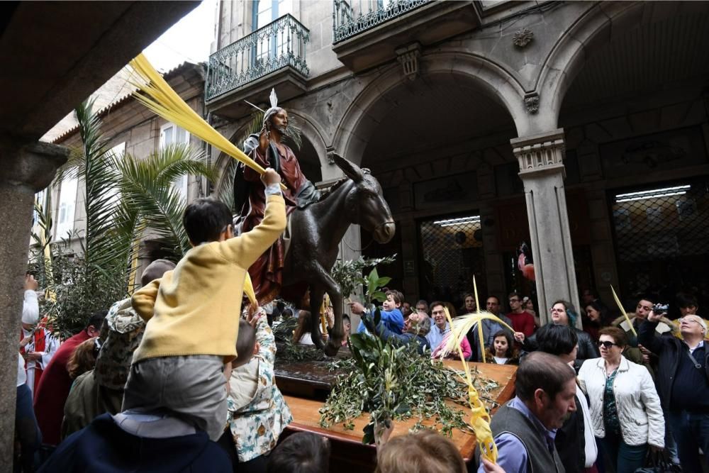 Multitudinaria procesión de "La Burrita" en Pontevedra. // G. Santos