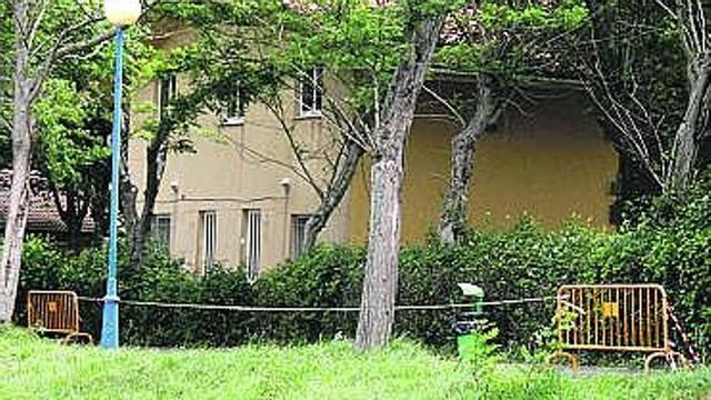 El viejo comedor, con enseres pero destartalado. La instalación, junto a la plaza de Asturias y rodeada de villas, como se ve en la imagen, se encuentra cerrada desde el cese de la actividad, aunque aglutina en su interior gran cantidad de enseres de lo que fue uno de los centros neurálgicos de la actividad.