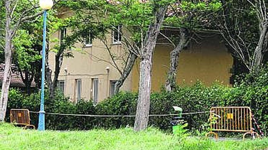 El viejo comedor, con enseres pero destartalado. La instalación, junto a la plaza de Asturias y rodeada de villas, como se ve en la imagen, se encuentra cerrada desde el cese de la actividad, aunque aglutina en su interior gran cantidad de enseres de lo que fue uno de los centros neurálgicos de la actividad.