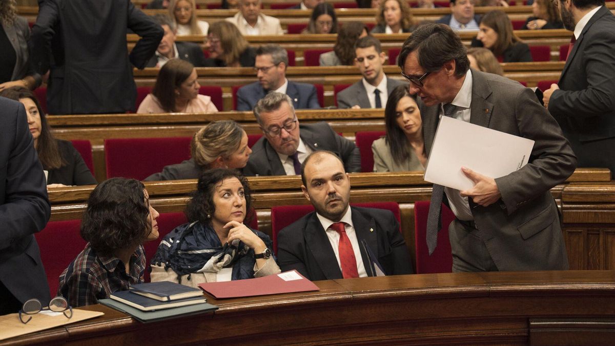El president Salvador Illa hablando con los consellers Nuria Parlón , Alícia Romero y Albert Dalmau