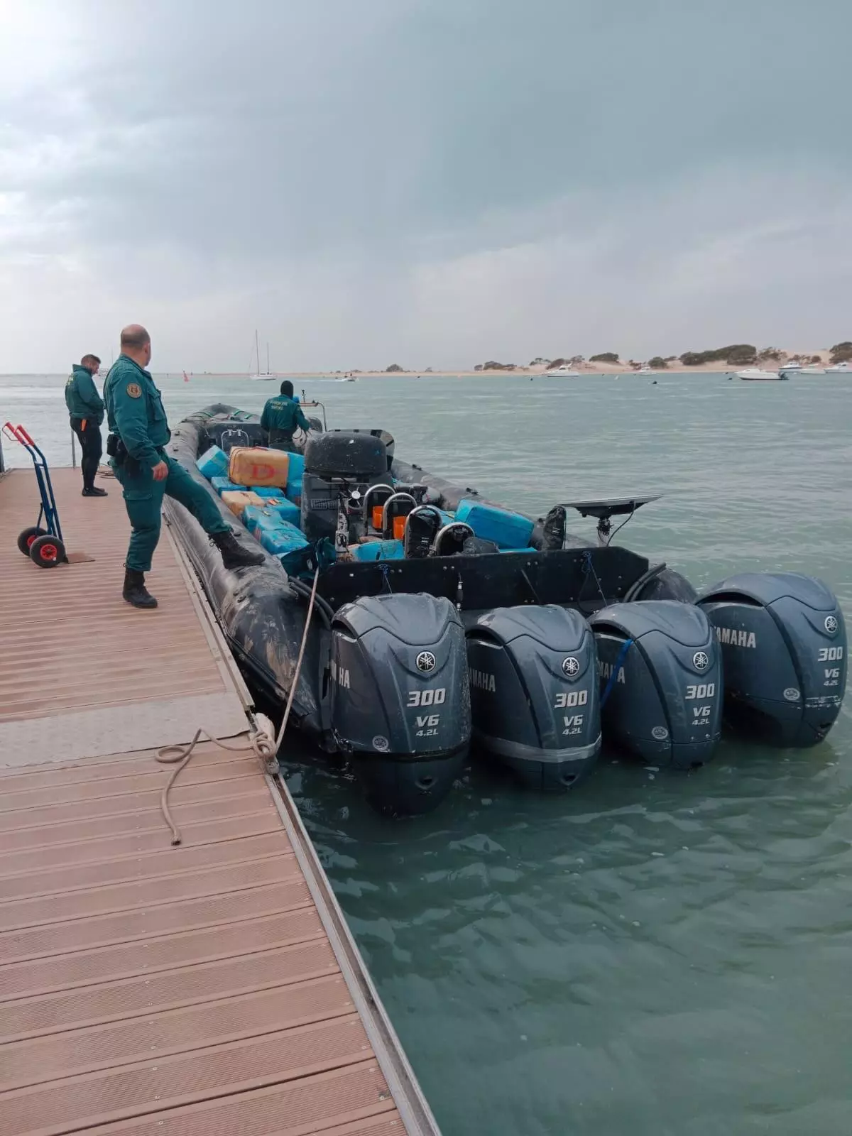 Detenidas tres personas tras interceptar dos narcolanchas con casi dos toneladas de hachís en la costa de Cádiz