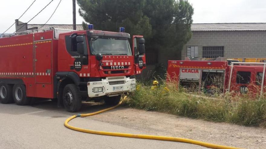 Els bombers treballant al lloc dels fets.