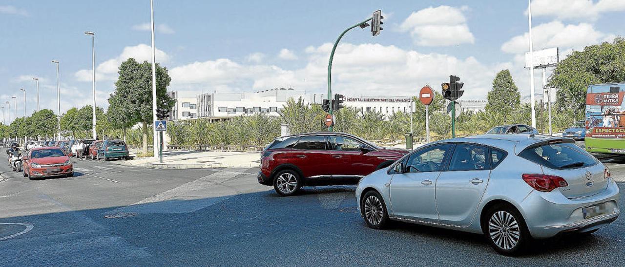 El cruce que da acceso al Hospital del Vinalopó, donde está proyectada la construcción de una rotonda.