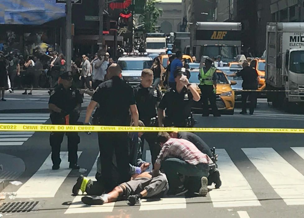 Un coche atropella a una multitud en Times Square