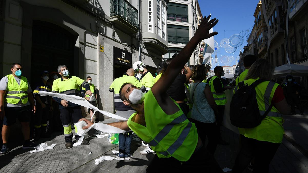 Trabajadores de Ence y auxiliares cortan el tráfico en los accesos a Pontevedra