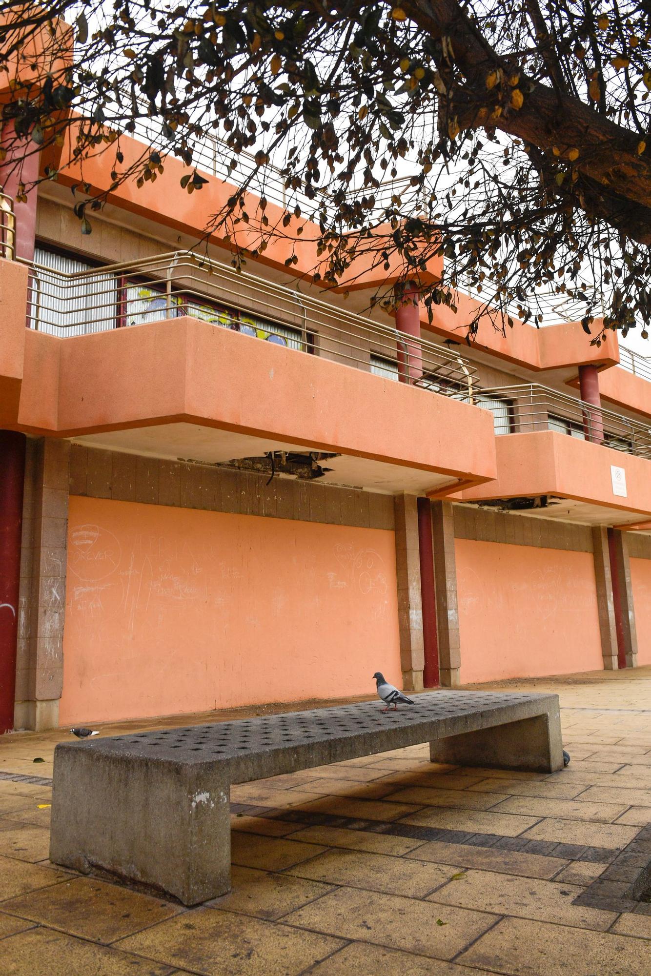 Centro comercial abandonado en La Garita (Telde).