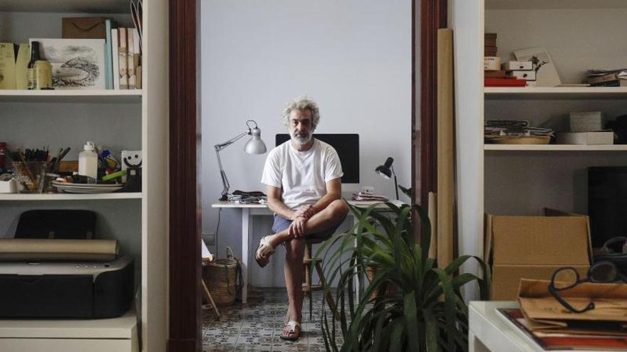 El ilustrador Jaume Vilardell, en el estudio donde trabaja, en su piso de Palma. |