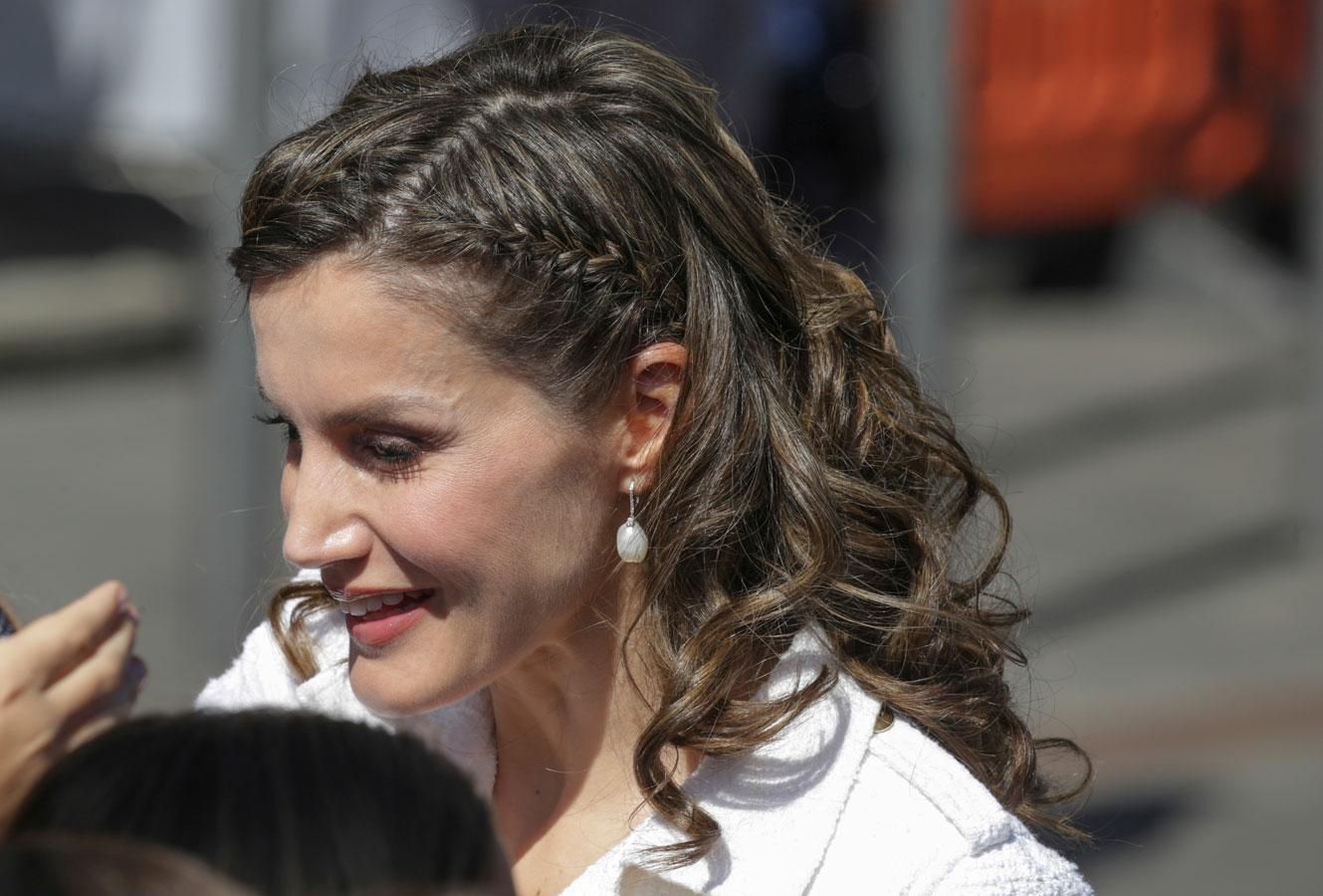 Detalle de la trenza de Letizia Ortiz con perlas de Tous