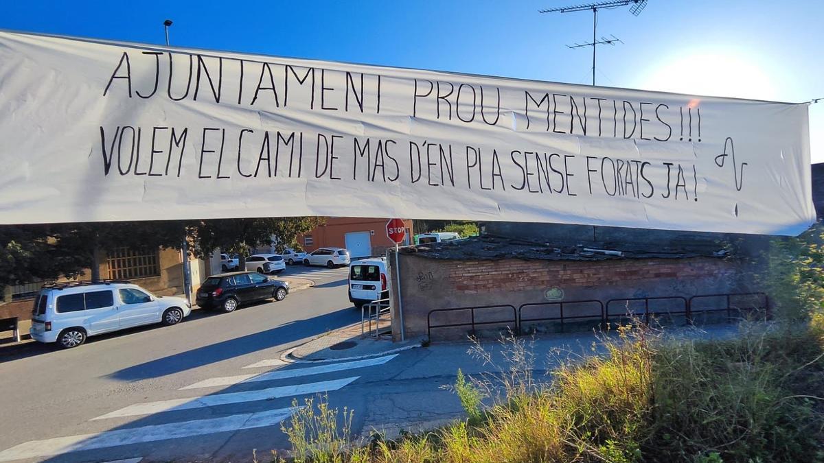 Una de les pancartes desplegades al barri Mion-Puigberenguer-Poal