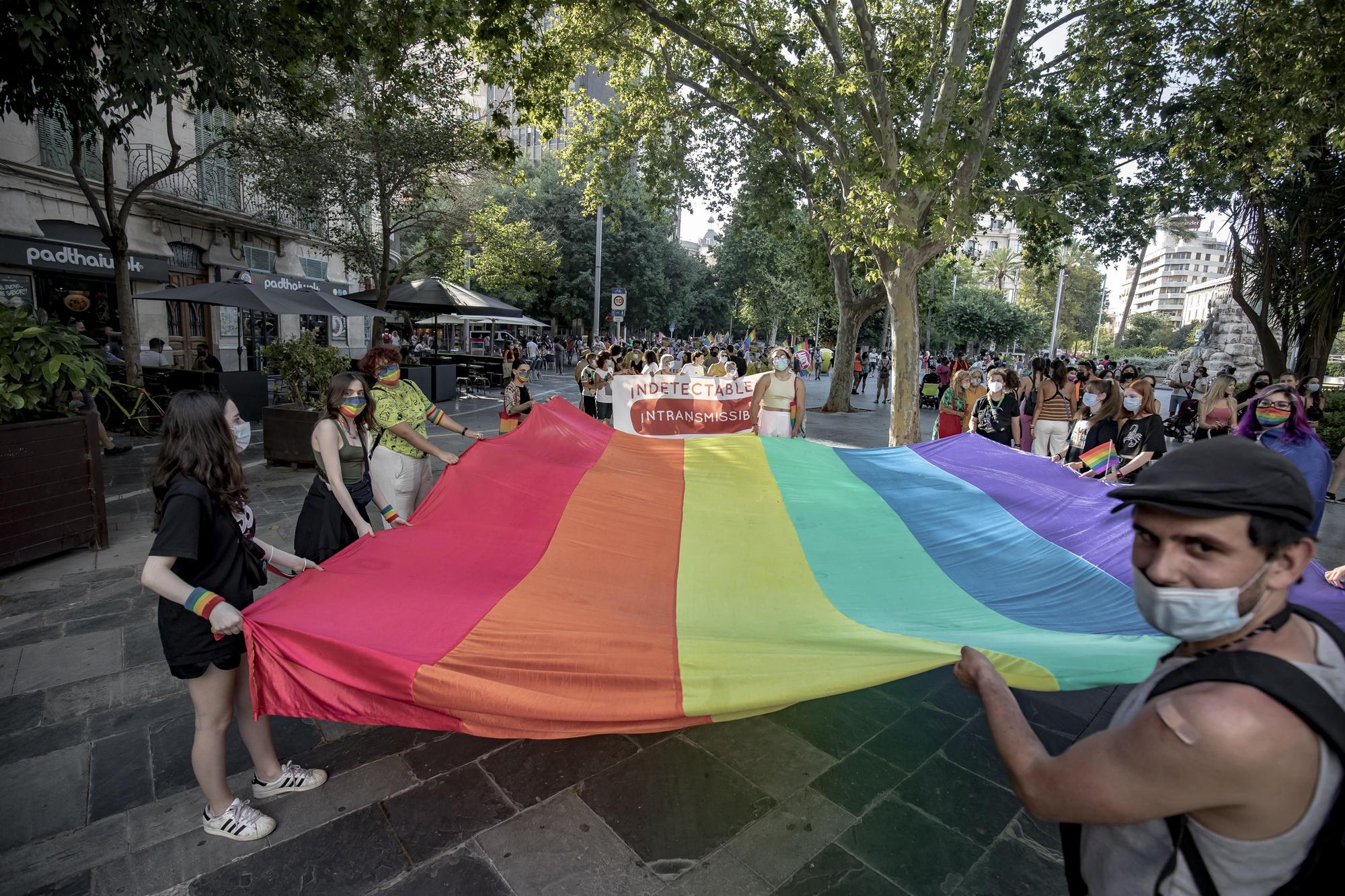 Un millar de personas se manifiesta en Palma en pro del colectivo LGTBI