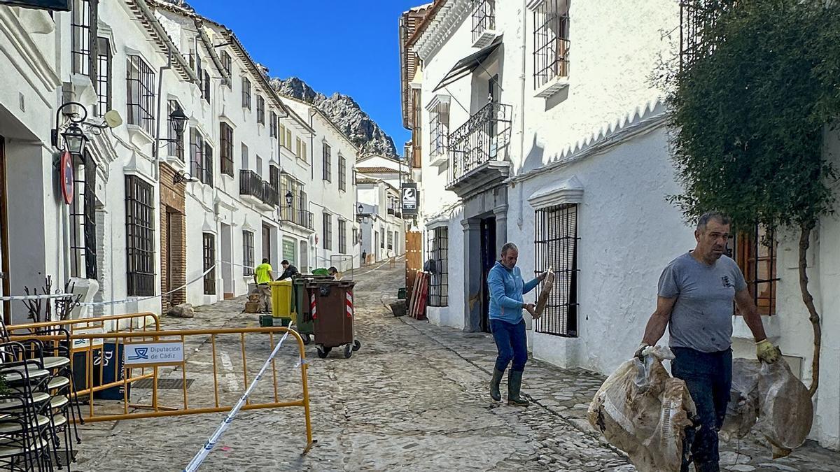 Prosiguen las tareas de limpieza en Grazalema