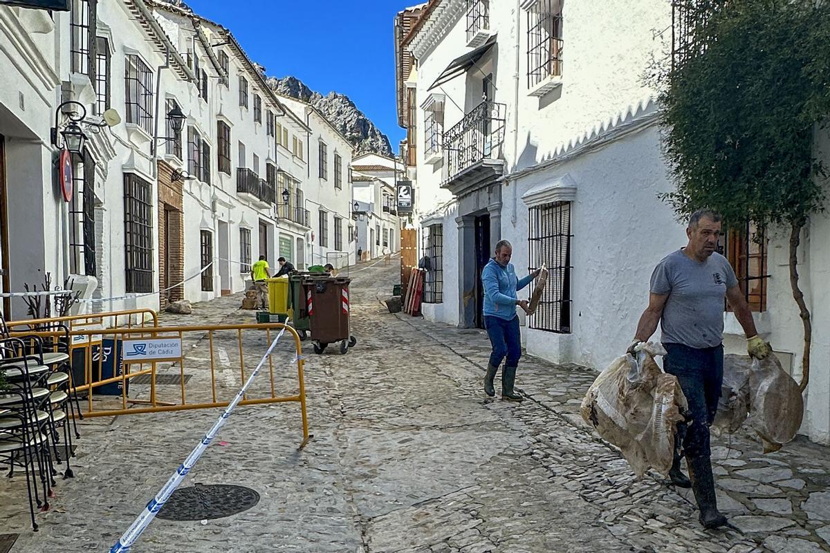 Prosiguen las tareas de limpieza en Grazalema