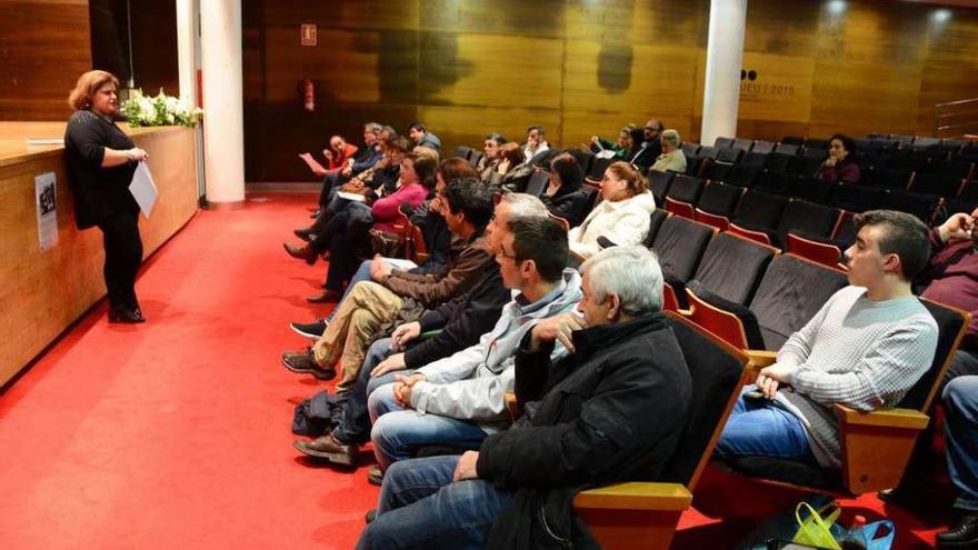 La presidenta de la Asociación de Alfombristas en la reunión con los colectivos. // Gonzalo Núñez