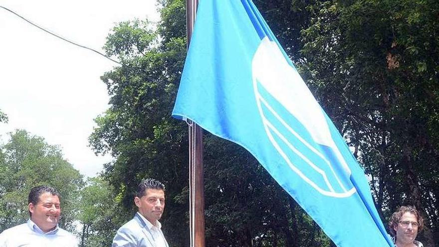 Colocación de la bandera azul en la playa fluvial de A Calzada. // R.V.