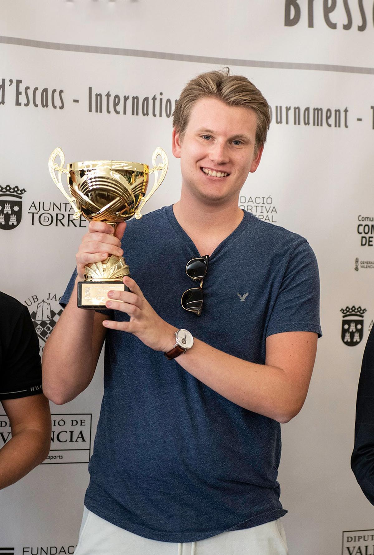 El campeón con su trofeo