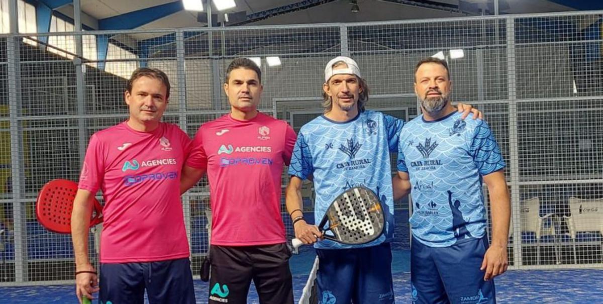 Dos jugadores de Viriato Pádel Club D. Argal posan con sus rivales. |
