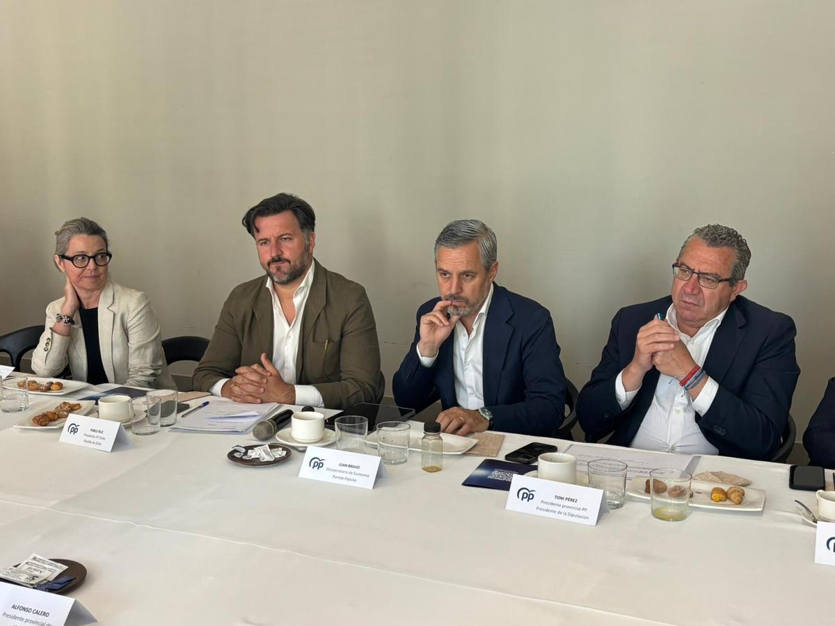 El responsable del PP escuchó a los representantes de los autónomos ilicitanos en una reunión celebrada en el hotel Huerto del Cura