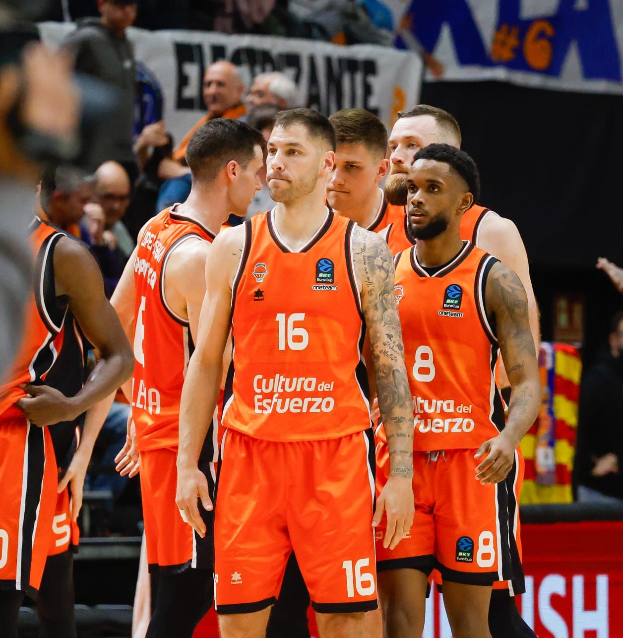 Incidentes en La Fonteta con los jugadores del Hapoel al final del partido