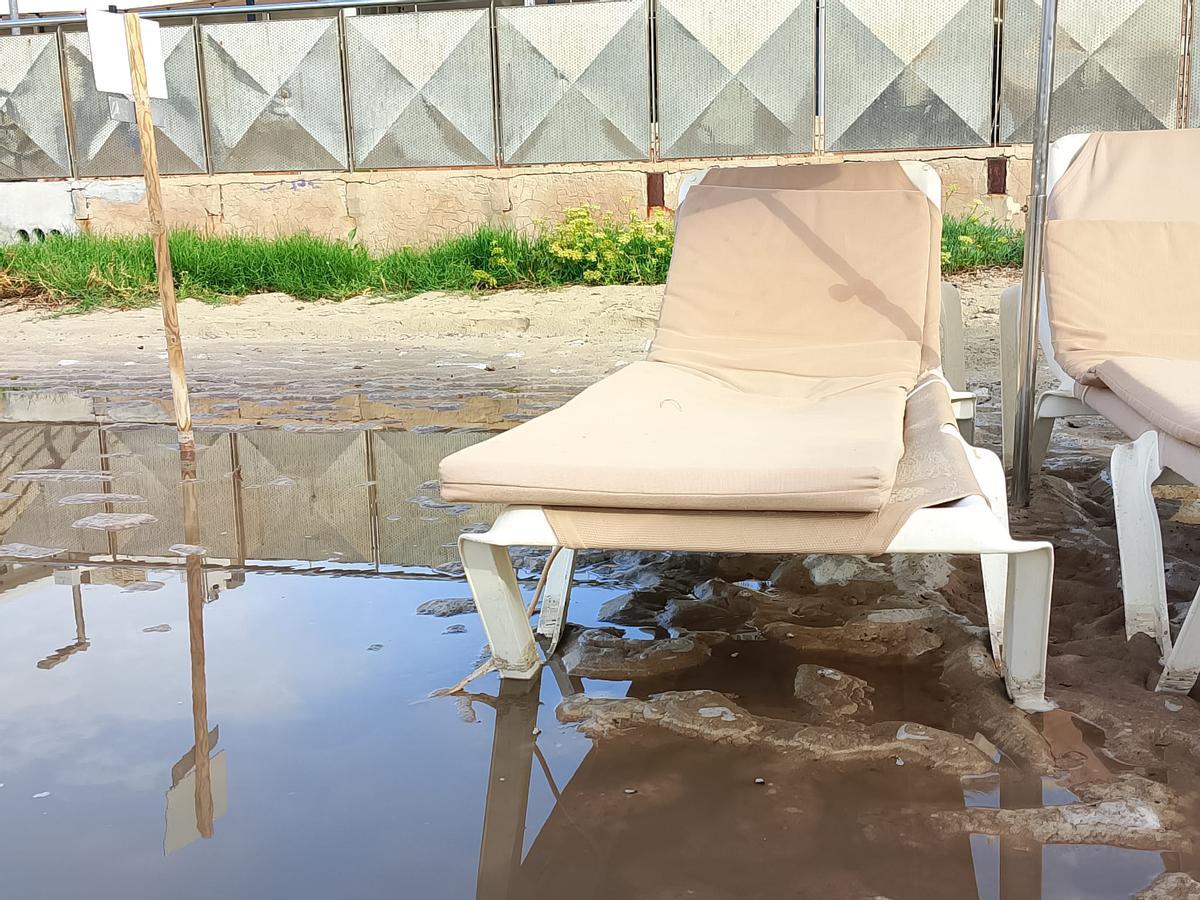 Vertido de aguas fecales bajo las tumbonas en es Pouet.