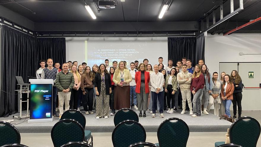 Graciela Padilla alerta de los riesgos de la desinformación por un mal uso de la IA  en la Universidad Fernando Pessoa Canarias