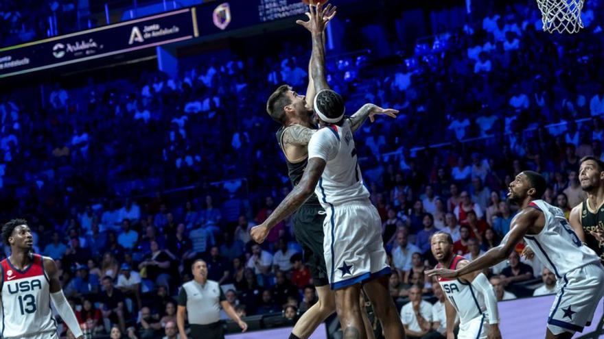 Juancho Hernangómez anota con un gancho. |  // FEB